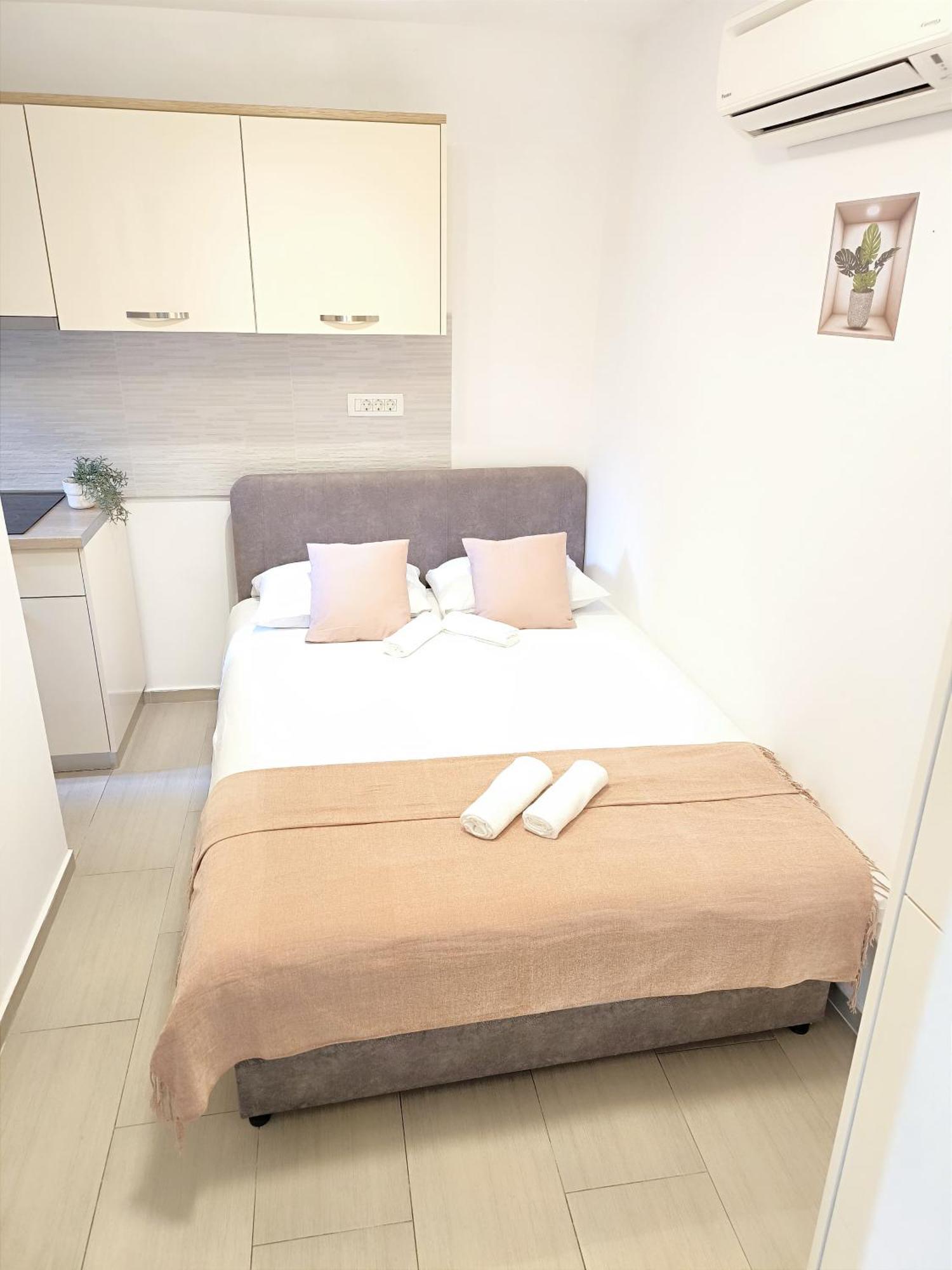 Central Apartment & Room Niko Split Bagian luar foto