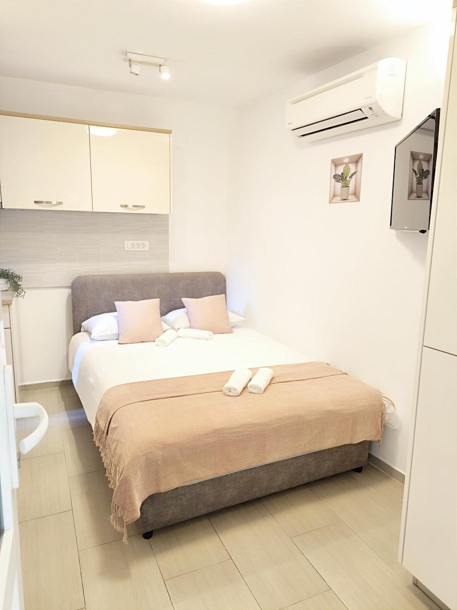 Central Apartment & Room Niko Split Bagian luar foto